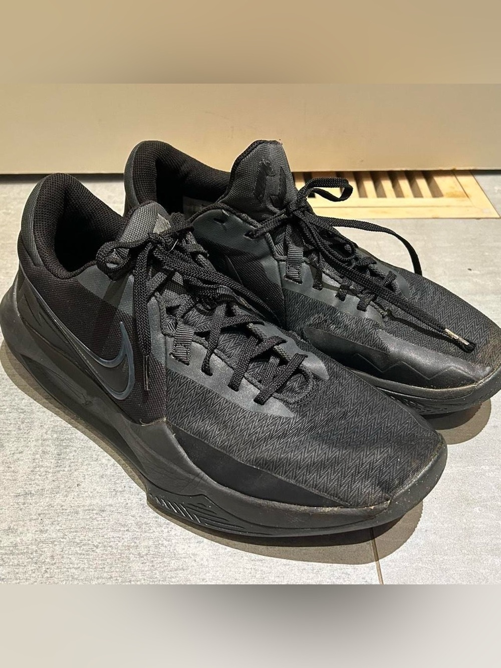 Nike Men’s Black Low-Top Athletic Trainers